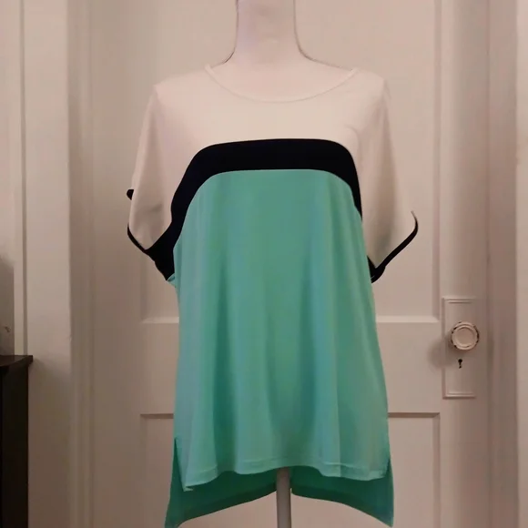 Color block blouse with open back - Picture 1 of 2